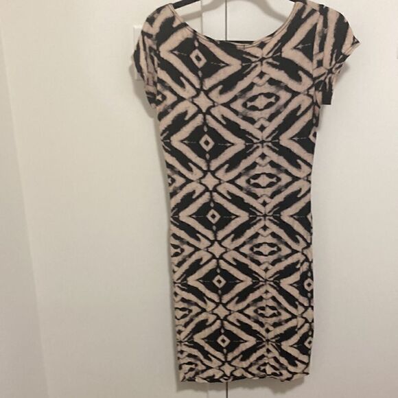 QED London Cap Sleeve Sheath Dress in Geometric Print. Size small. - Picture 3 of 4